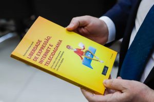 Advogado lança livro sobre fake news e liberdade de expressão