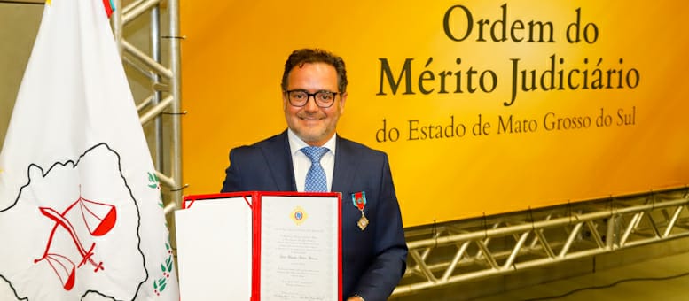 Presidente da OAB/MS Bitto Pereira recebe comenda da Ordem do Mérito Judiciário