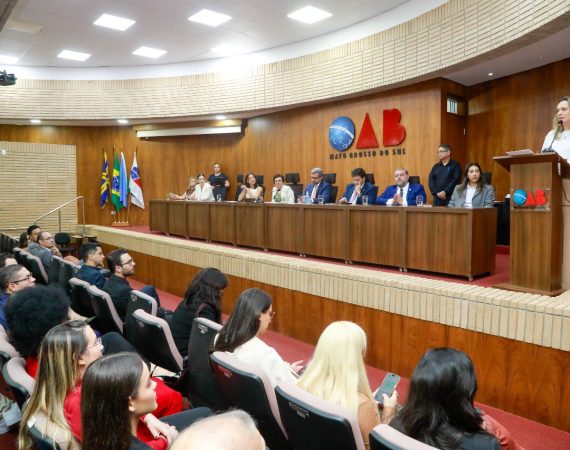 Conselheira Federal Gaya Schneider apadrinha novos advogados que receberam a carteira da OAB/MS nesta quinta