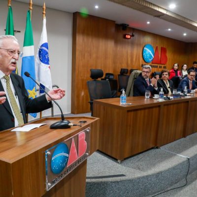 Medalhista Heitor Medeiros, Irajá Pereira Messias lança livro sobre Tribunal do Júri durante sessão do Conselho Seccional